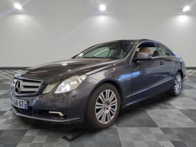 une photo d'une Mercedes Classe E dans un showroom