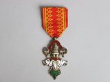 une image représentant une médaille rouge et dorée ornée d'un dragon