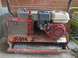 un petit moteur posé sur un chariot