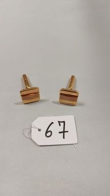 une paire de boucles d'oreilles plaquées or avec une étiquette de prix