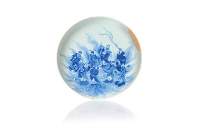 une assiette bleue et blanche ornée d'un motif floral