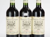 trois bouteilles de vin sont alignées sur une surface blanche