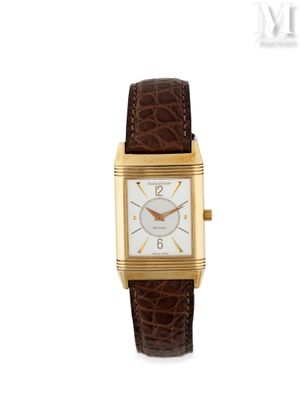 gros plan d'une montre sur fond blanc avec un bracelet marron