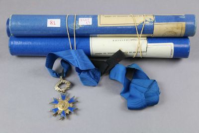 un rouleau de papier bleu sur lequel sont dessinés une étoile et une médaille