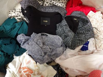 une pile de vêtements sur un lit