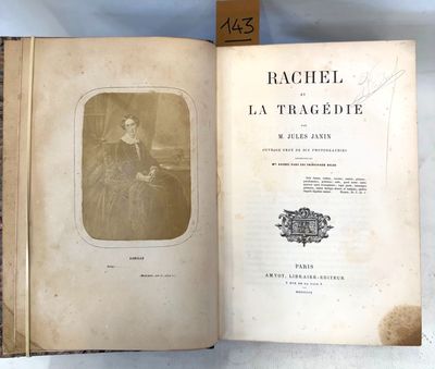 un vieux livre sur lequel figure l'image d'une femme assise sur une chaise