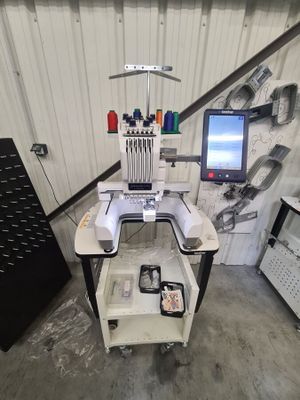 a machine that is sitting on a table in a room