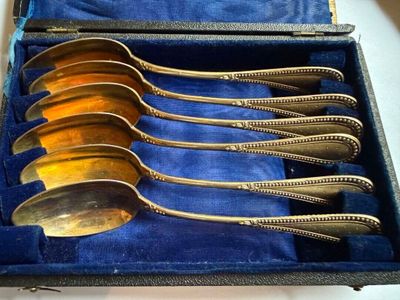 six cuillères dans un étui doublé de velours bleu