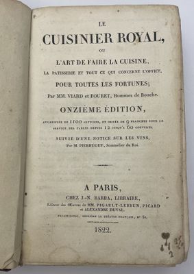 un livre ouvert avec l'image d'un chat assis dessus