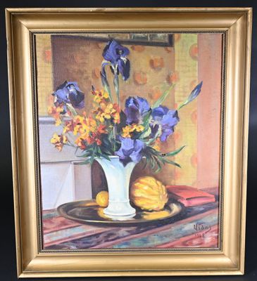 VIDAL (XXe siècle). Bouquet d'iris et fleurs dans un vase. H…