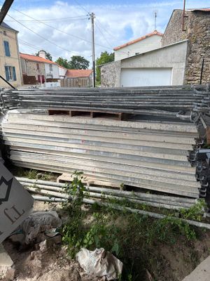 un tas de métal et un tas de bois au bord de la route