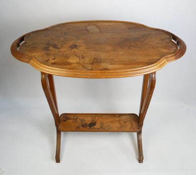 une table de forme ovale avec un plateau et des pieds en bois