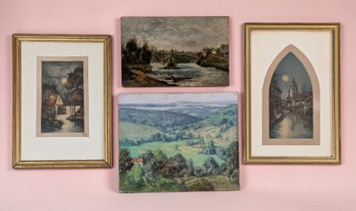 quatre tableaux accrochés au mur d'une chambre rose