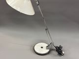 une photo d'une lampe de bureau surmontée d'un abat-jour blanc