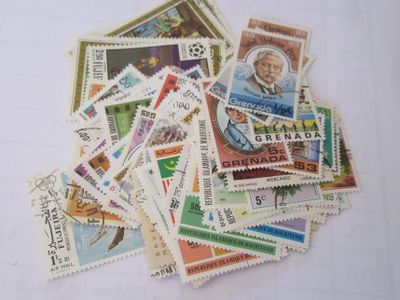 une pile de timbres posée sur une table