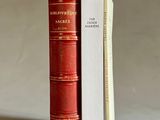 deux livres posés l'un à côté de l'autre sur une table