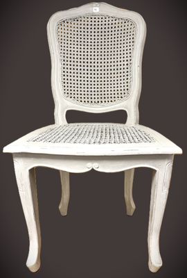 une image représentant une chaise blanche sur fond noir
