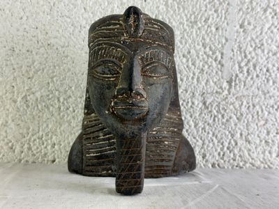 une image représentant une statue d'une personne tenant un couteau à la main
