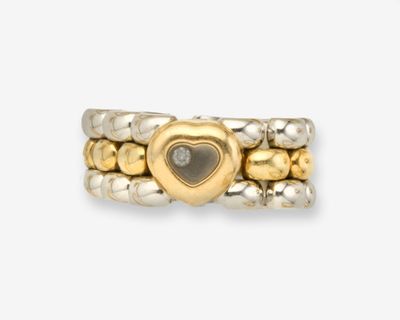 un gros plan d'une bague en or et en argent ornée d'un cœur