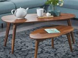 un canapé bleu et une table basse dans un salon