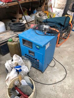 une machine bleue qui se trouve dans un garage