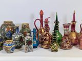 de nombreux vases de différentes couleurs posés sur une surface blanche