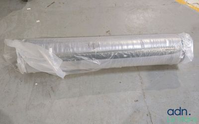 un rouleau de papier d'aluminium posé par terre à côté d'un rouleau de film plastique