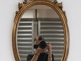 un homme se prenant en photo dans un miroir