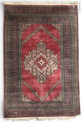 un tapis rouge orné d'un médaillon