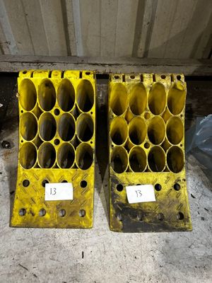 deux boîtes en plastique jaunes percées de trous, posées par terre