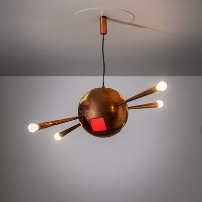 une lampe suspendue au plafond de la pièce