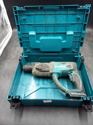 une image représentant une perceuse dans une boîte à outils contenant un outil