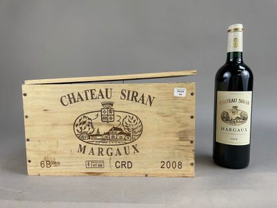 une boîte en bois avec une bouteille de vin à côté