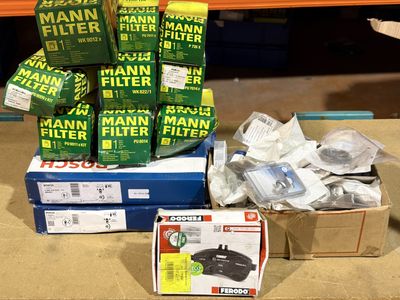 une pile de cartons contenant des filtres et d'autres articles posée sur une table