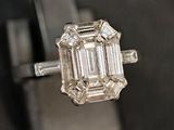 gros plan d'une bague en diamant sur une surface noire