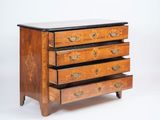 une commode ancienne avec un plateau en marbre et quatre tiroirs