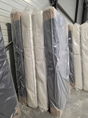 beaucoup de matelas qui se trouvent dans l'entrepôt