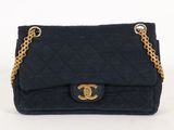 Sac Chanel à rabat en cuir d'agneau matelassé bleu marine, avec finitions dorées