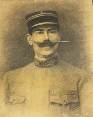 une vieille photo d'un homme en uniforme, portant une moustache