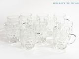 un grand nombre de verres posés sur une table