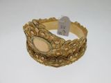 une image d'un gros plan d'un bracelet sur une surface blanche