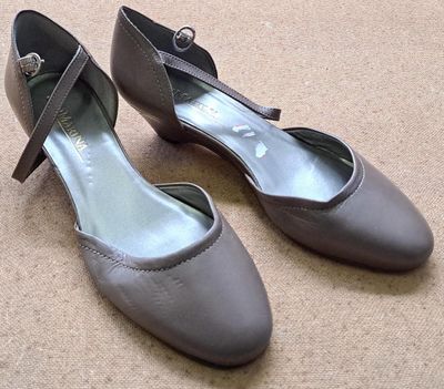 66 / Paire de chaussures à talons - SAN MARINA - Point…