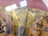 deux tableaux accrochés au mur d'une pièce dont l'un des murs est rouge