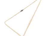 un collier de perles blanches avec un fermoir en argent