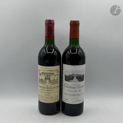 deux bouteilles de vin posées l'une à côté de l'autre sur une table