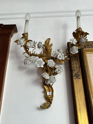 une applique murale sur laquelle est fixé un bougeoir