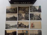 une vieille photo d'un lot de vieilles cartes postales sur une table