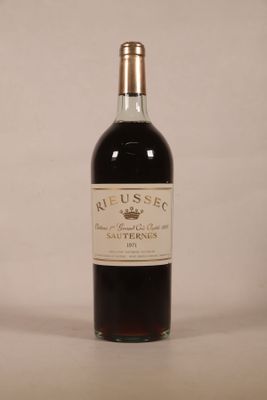 une bouteille de vin posée sur une table