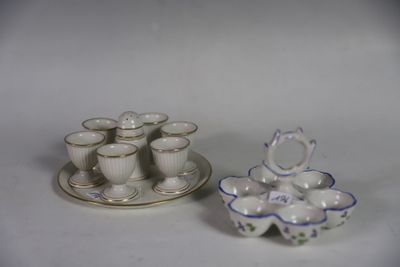 une assiette sur laquelle sont posées des tasses et des soucoupes, à côté d'une autre assiette sur laquelle sont posées des tasses et des soucoupes