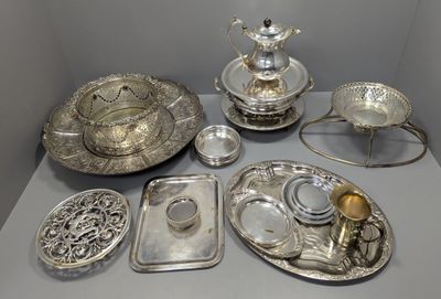 une table sur laquelle se trouvent de nombreux objets en argent